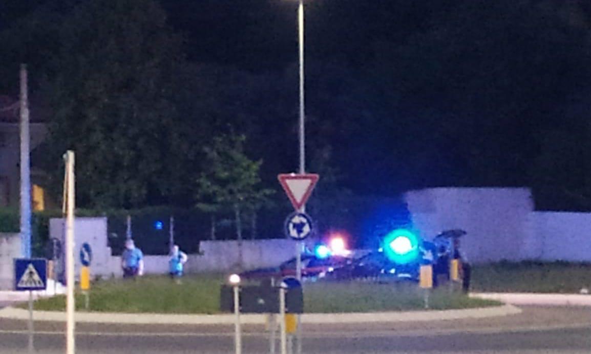 Immagine per Cade dallo scooter sulla rotonda, uomo muore a Fogliano